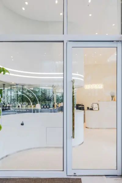 투명한 유리 파사드의 미니멀 향수 부티크